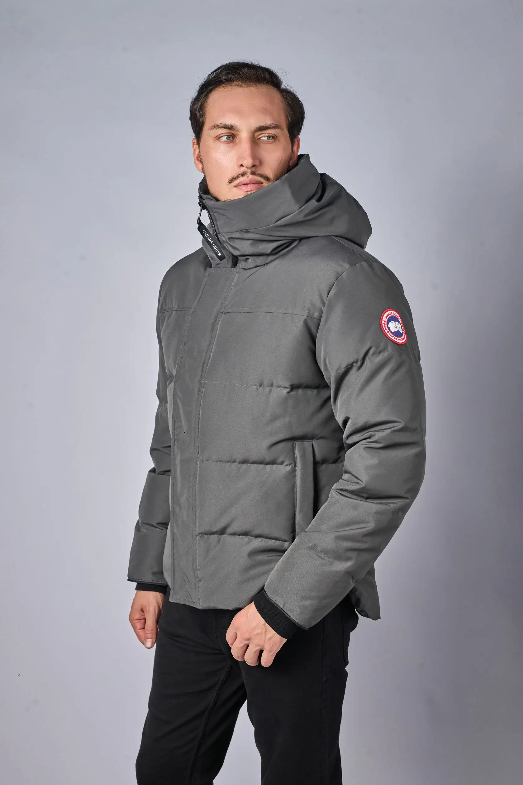 kurtki4941 Canada Goose MacMillan Parka Grijs/Rood Logo — 100% Ganzendons - Afbeelding 1