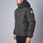 Canada Goose MacMillan Parka Zwart/Rood Logo — 100% Ganzendons