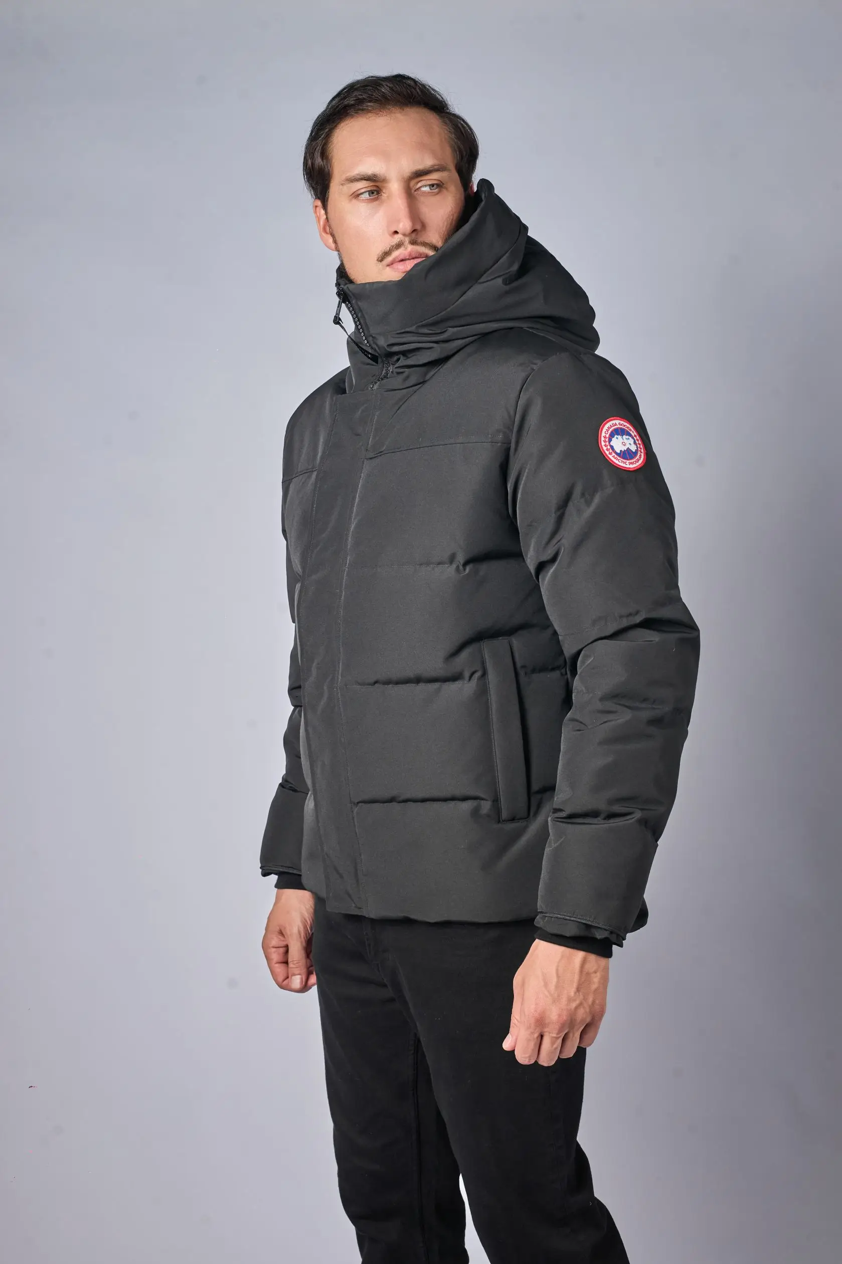 kurtki5082 Canada Goose MacMillan Parka Zwart/Rood Logo — 100% Ganzendons - Afbeelding 1