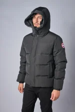 Canada Goose MacMillan Parka Zwart/Rood Logo — 100% Ganzendons - Afbeelding 4