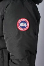 Canada Goose MacMillan Parka Zwart/Rood Logo — 100% Ganzendons - Afbeelding 12