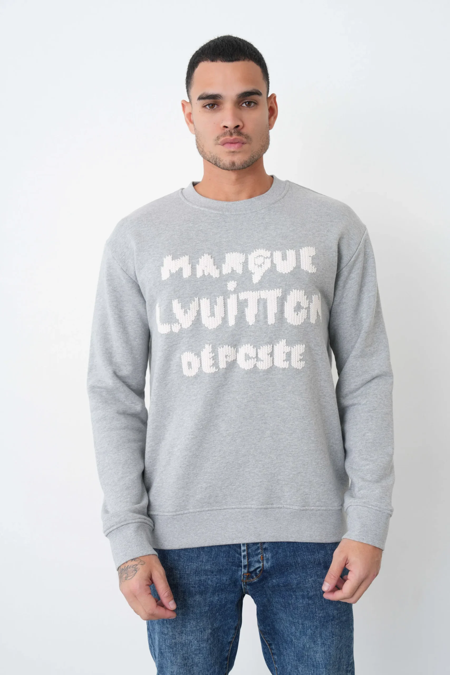 studio202606-7346 Louis Vuitton 'Emboidered Signature' Crewneck Sweater - Afbeelding 1