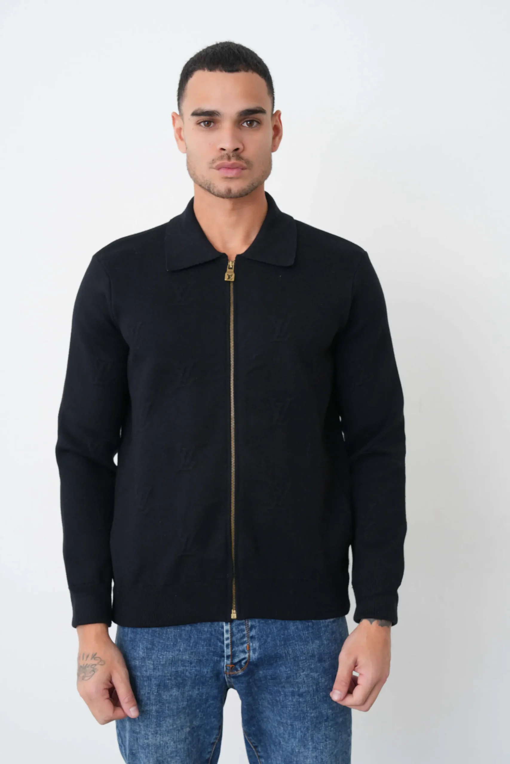 studio202606-7401 Louis Vuitton 'LV Blason Embossed' Zipped Tricot Jas 1AIIR3 - Afbeelding 1